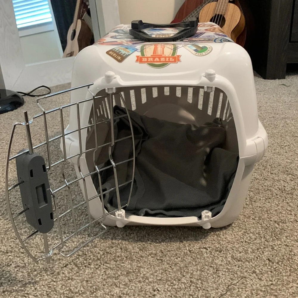 Brand new stylish cat carrier (blanket inside included)